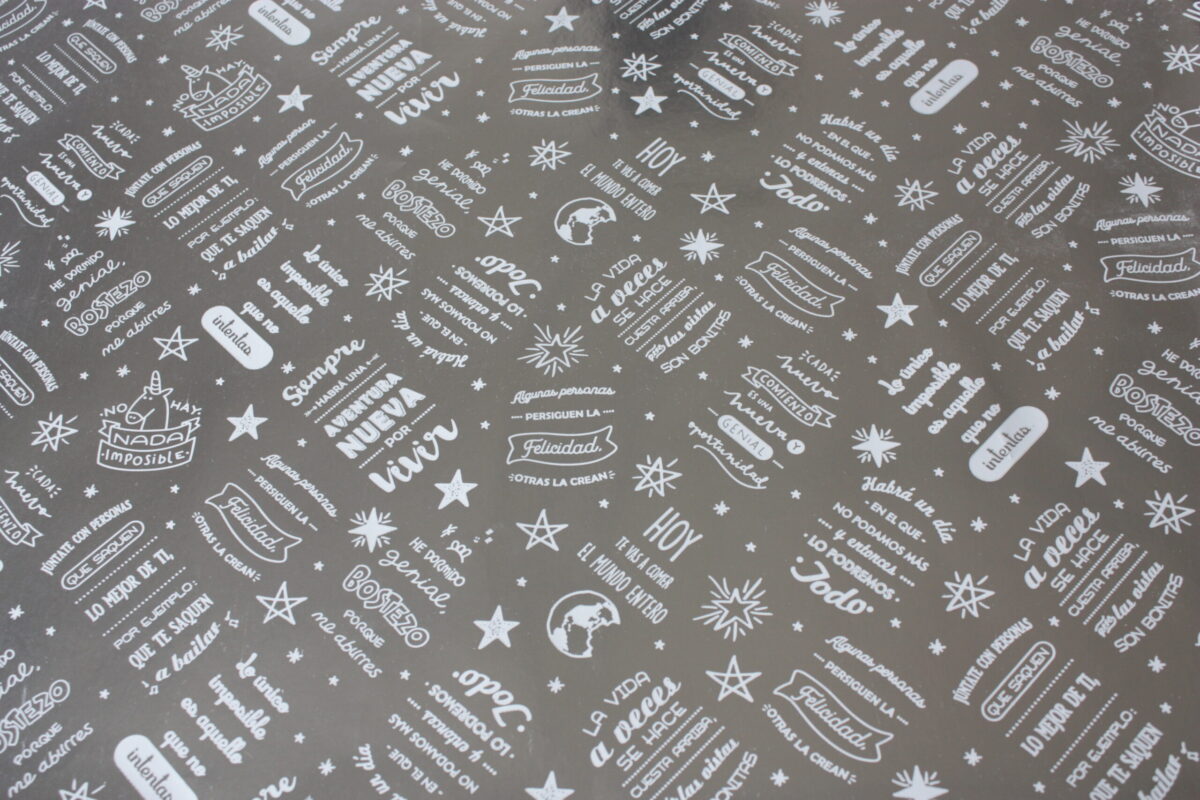 Bobina de Papel Regalo Metalizado Plata y Blanco 62cms 80m - Imagen 2