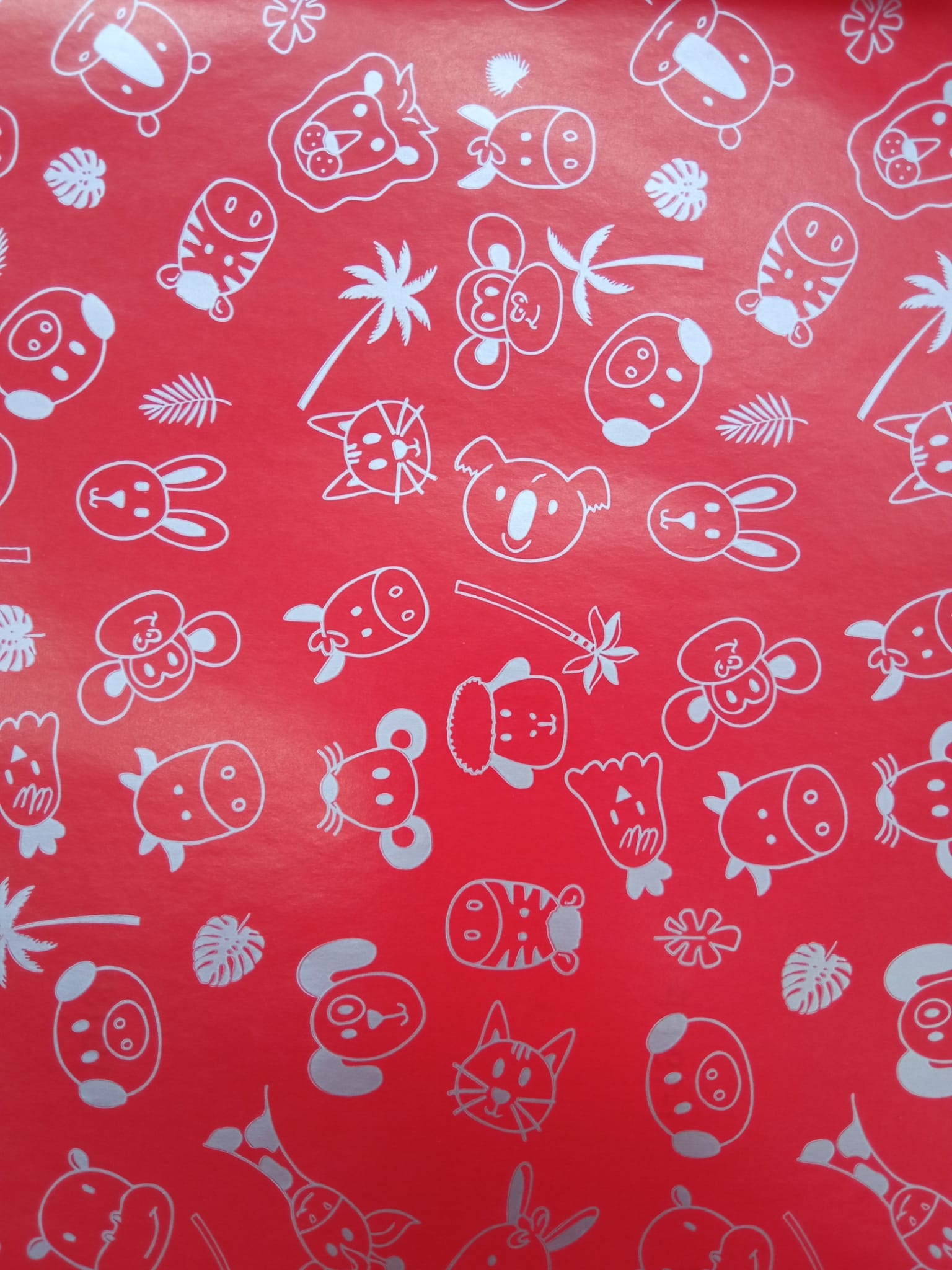 Fondo rojo, impresion plata Bobina de Papel Regalo Estucado Dibujos Animales Plata Fondo Rojo 62cms 80m - Imagen 2